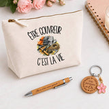 Coffret Cadeau Être couvreur c'est la vie – Trousse, stylo bambou et porte-clés