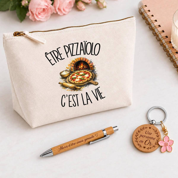 Coffret Cadeau Être pizzaiolo c'est la vie – Trousse, stylo bambou et porte-clés