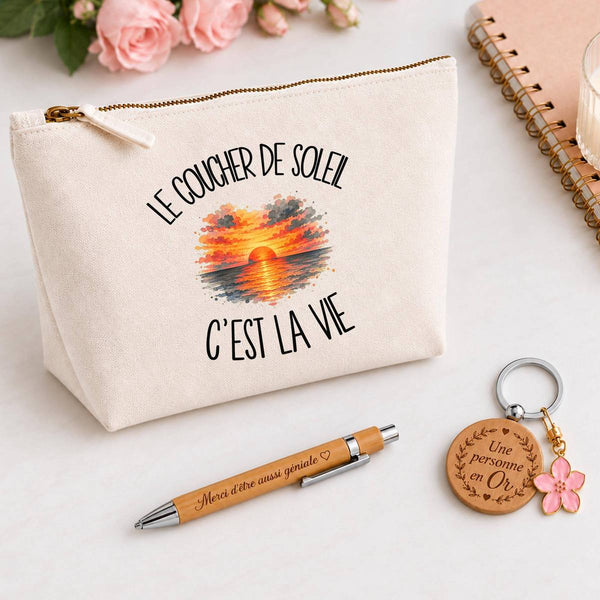 Coffret Cadeau Le coucher de soleil c'est la vie – Trousse, stylo bambou et porte-clés