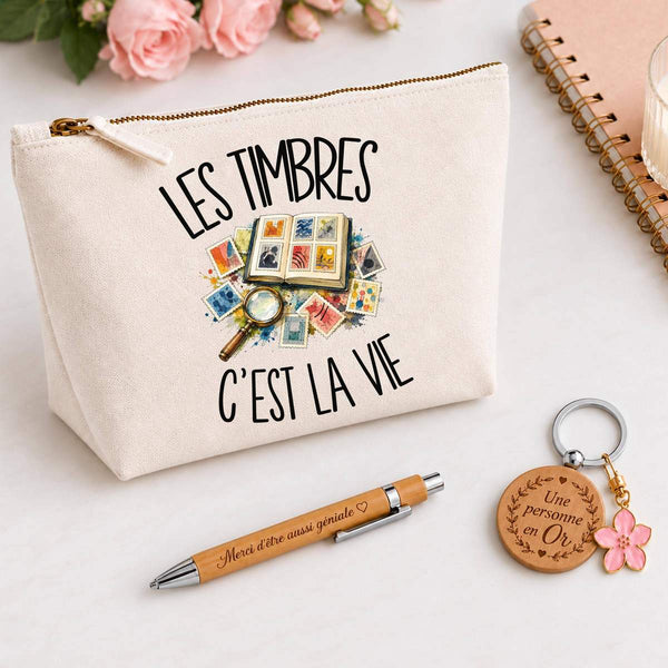 Coffret Cadeau Les timbres c'est la vie – Trousse, stylo bambou et porte-clés