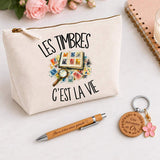 Coffret Cadeau Les timbres c'est la vie – Trousse, stylo bambou et porte-clés