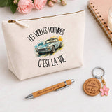Coffret Cadeau Les vieilles voitures c'est la vie – Trousse, stylo bambou et porte-clés