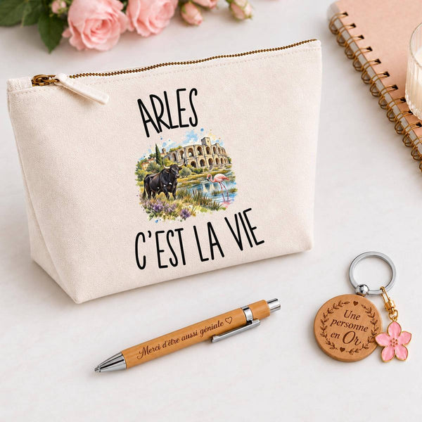 Coffret Cadeau Arles c’est la vie – Trousse, stylo bambou et porte-clés