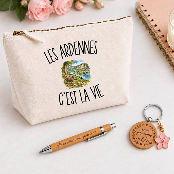 Coffret Cadeau Les Ardennes c’est la vie – Trousse, stylo bambou et porte-clés