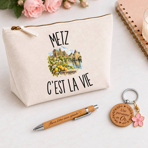 Coffret Cadeau Metz c’est la vie – Trousse, stylo bambou et porte-clés