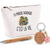 Coffret Cadeau La Marche Nordique c’est la vie – Trousse, stylo bambou et porte-clés