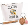 Coffret Cadeau Les Retards c’est la vie – Trousse, stylo bambou et porte-clés