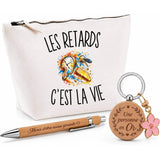 Coffret Cadeau Les Retards c’est la vie – Trousse, stylo bambou et porte-clés