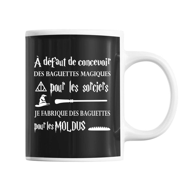 Mug À défaut de concevoir des Baguettes Magiques pour les sorciers Je fabrique des baguettes pour les Moldus - Planetee