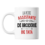Mug La Petite Assistante de Broderie de Tata - Planetee