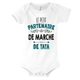 Body bébé Le Petit Partenaire de Marche de Tata - Planetee