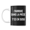 Mug j'arrive dans la pièce t'es en sousou - Planetee