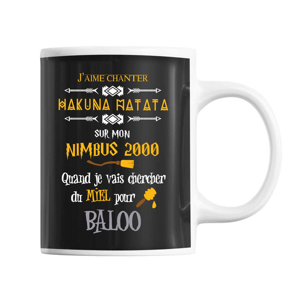 Mug J'aime chanter Hakuna Matata sur mon Nimbus 2000 quand je vais chercher du miel pour Baloo - Planetee