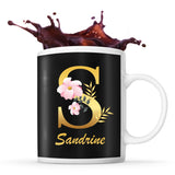 Mug noir Sandrine Lettre Fleur - Planetee