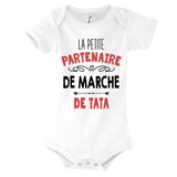 Body bébé La Petite Partenaire de Marche de Tata - Planetee