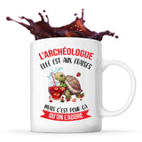 Mug l'archéologue Elle est aux fraises - Planetee