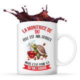 Mug la monitrice de ski Elle est aux fraises - Planetee